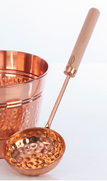 Schöpfkelle mit Mulde aus Kupfer und Holzgriff